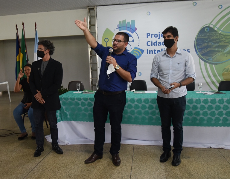 Membros da equipe do Projeto Cidades Inteligentes em cerimônia de lançamento.