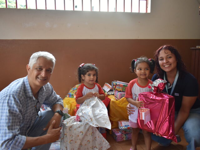 Diretor-Presidente, Rodrigo Gava, entregando presentes para crianças da Creche Nossa Senhora de Lourdes