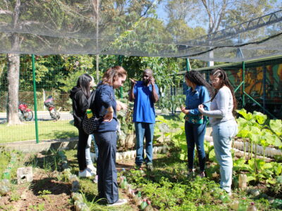 Estudante visitam Horta Orgânica da Funarbe, mantida pelos próprios colaboradores.