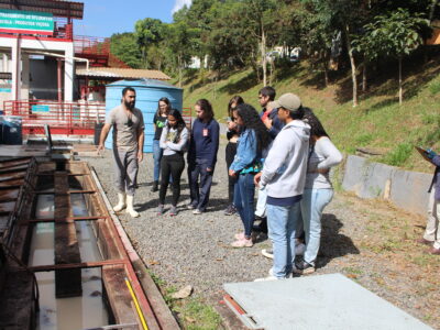 Estudantes visitando uma Estação de Tratamento de Água e Esgoto.