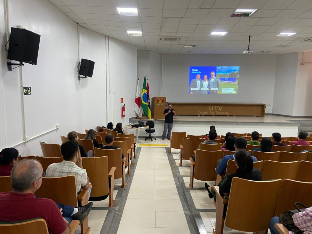 auditório ocupado por participantes de evento