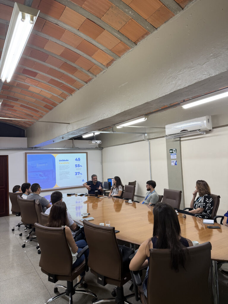 pesquisadores em visita ao Edifício Sede da Funarbe