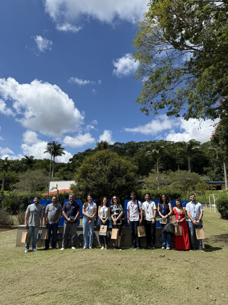 pesquisadores em visita ao Edifício Sede da Funarbe