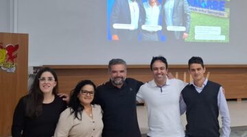 grupo de pessoas em frente a um palco