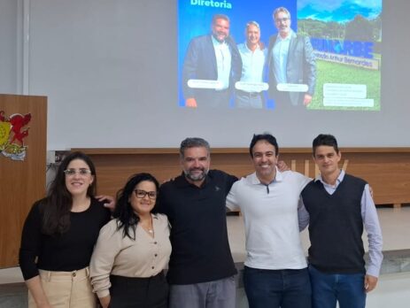 grupo de pessoas em frente a um palco