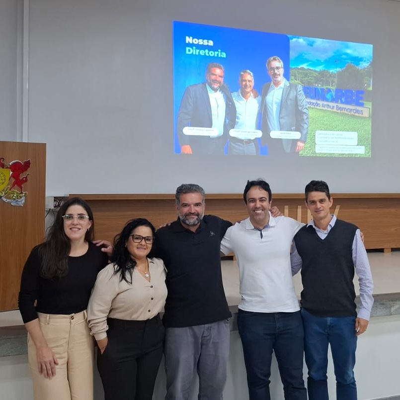 grupo de pessoas em frente a um palco