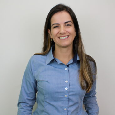 mulher branca sorrindo