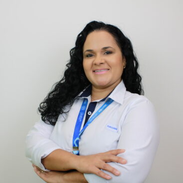 mulher branca e com cabelos pretos sorrindo