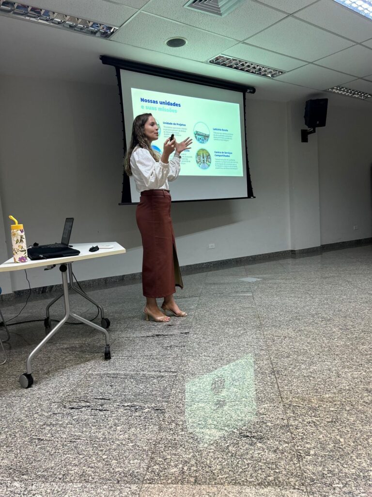 mulher apresentando slides em um projetor
