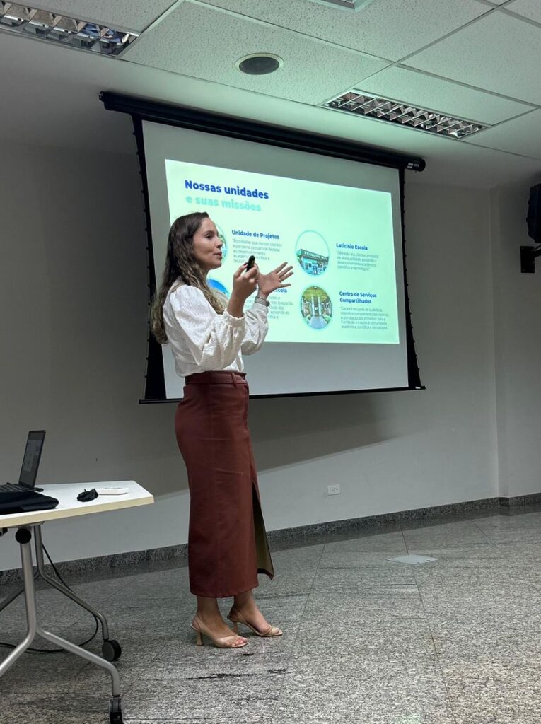 mulher apresentando slides em um projetor