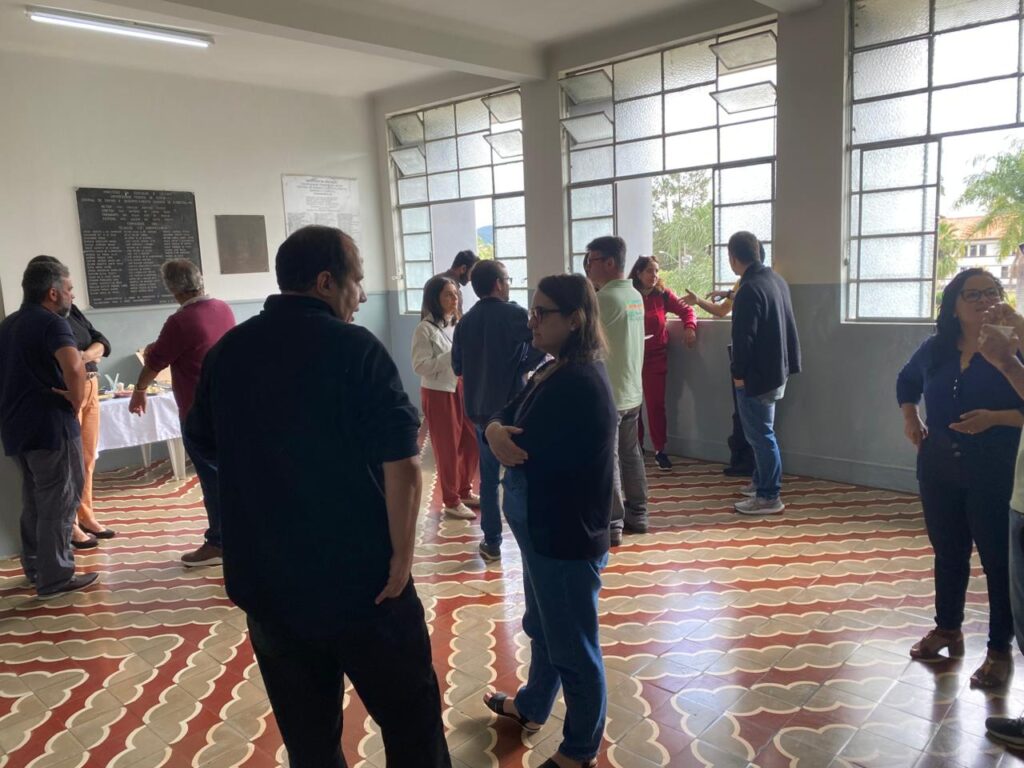 grupo de pessoas reunidos em um hall
