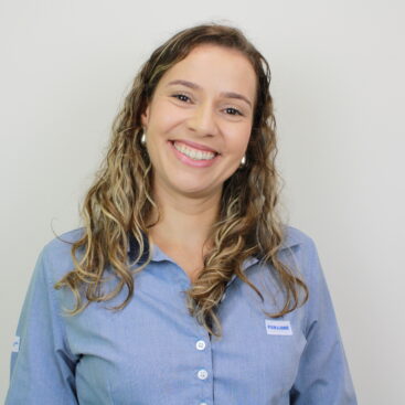 mulher branca e loira sorrindo