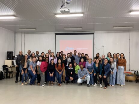 grupo de muitas pessoas reunidas