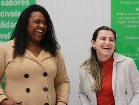 duas mulheres sorrindo