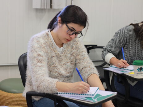 mulher escrevendo em caderno
