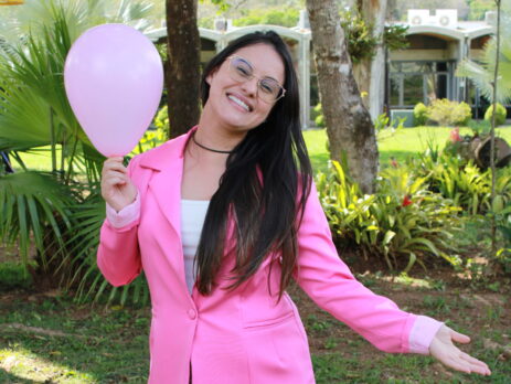 mulher sorrindo de rosa