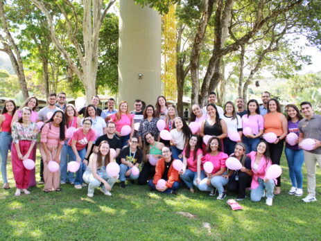 grupo de mulheres de rosa