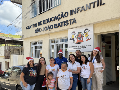 Colaboradores em frente ao Centro de Educação Infantil São João Batista
