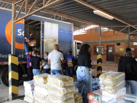 colaboradores da funarbe em frente ao caminhão de donativos