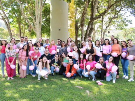 Grupo de pessoas usando roupas rosa