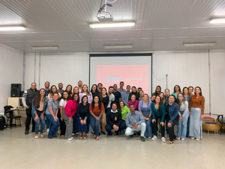 grupo de muitas pessoas reunidas